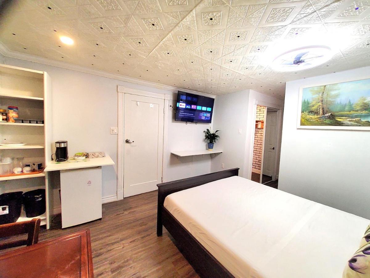 Renovated Cozy Bedroom With Private Washroom Toronto Ngoại thất bức ảnh