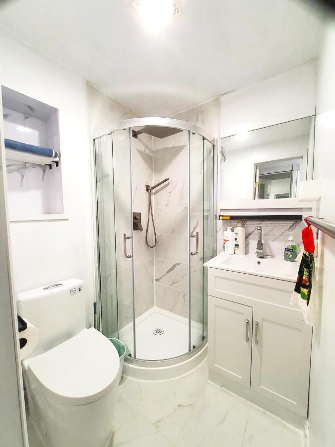 Renovated Cozy Bedroom With Private Washroom Toronto Ngoại thất bức ảnh